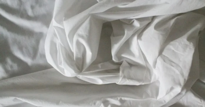 Soft white algodon cotton fabric with natural folds and smooth texture